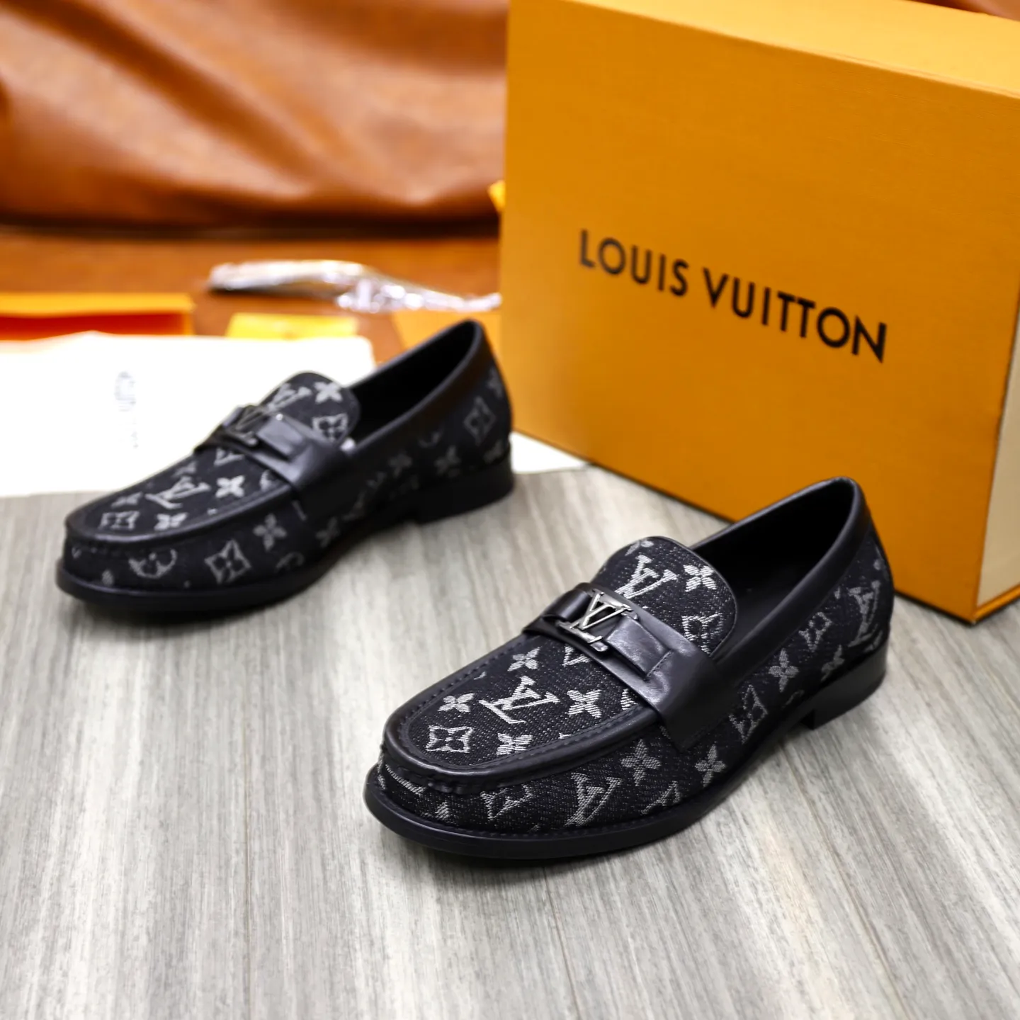 Men's Men's Shoes💰💰920LV Louis Vuitton Slip-on Loafers, top quality products from Guangzhou, ready for sale! This LV Glove loafer is made of selected soft cowhide, with a slightly wrinkled leather surface and a very high-end texture. Each pair is unique. The leather surface is light and soft, with a fine texture and good luster. It is a classic loafer style, with exquisite handmade mark stitching on the toe, and a square toe configuration to highlight the classic style. The horizontal band has hot-printed LV three-dimensional letters, semi-solid handcrafts and a genuine leather outsole, and a rubber patch on the heel to create wear-resistant performance and comfort. One of the must-have loafers for men! Comes with full original packaging! Code number: 38-39-40-41-42-43-44 (38, 45, 46 customized) standard leather shoe code